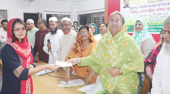 নারীরা স্বাবলম্বী হলে পরিবারের পাশে দাঁড়াতে পারেন: শিক্ষামন্ত্রী